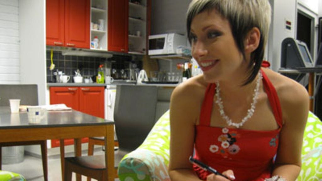 Vuoden 2008 tangokuningatar Hanna Talikainen vastailee Viihdeuutisten revolverihaastatteluun. (kuva: Santtu Palm/Viihdeuutiset)
