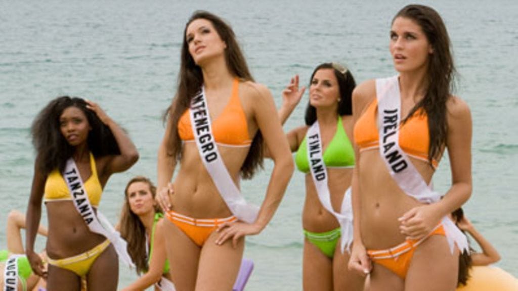 Satu Tuomisto ja muut Miss Universum -kisaajat biknikuvauksissa. (kuva: Darren Decker/missuniverse.com)