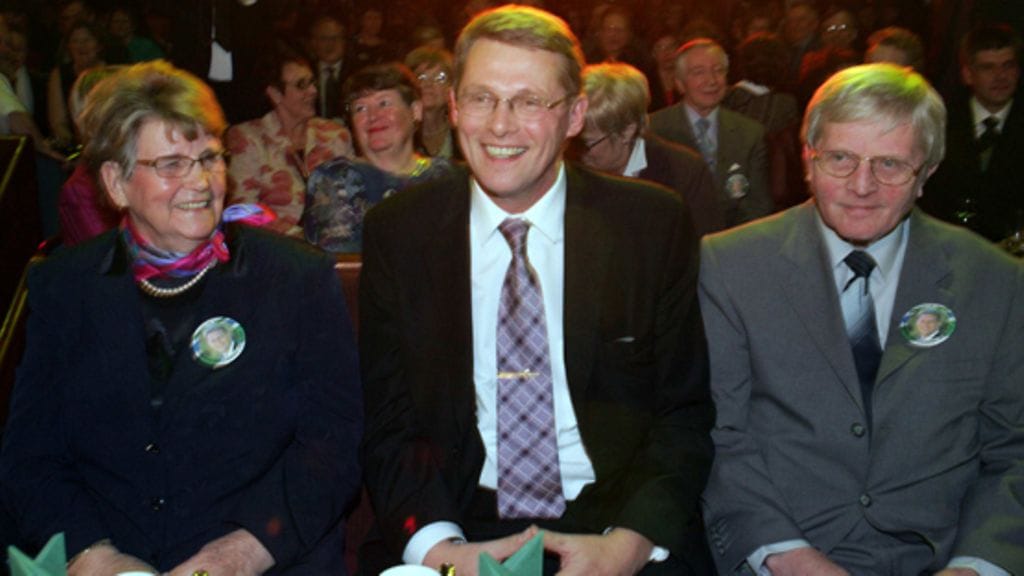 Matti Vanhanen vanhempiensa Anni ja Tatu Vanhasen välissä vuonna 2005. (kuva: Lehtikuva)