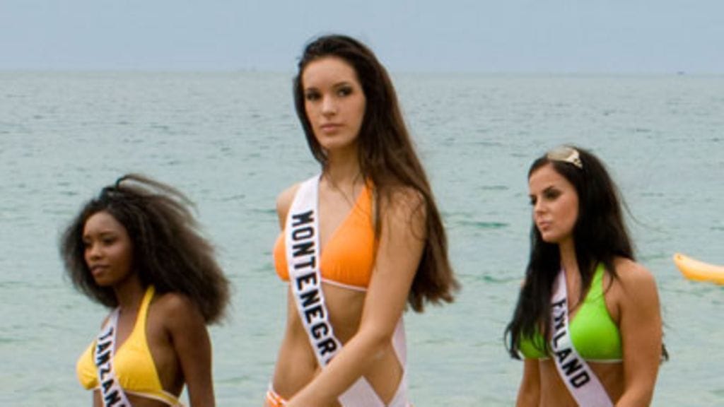Satu Tuomisto ja muut Miss Universum -kisaajat biknikuvauksissa. (kuva: Darren Decker/missuniverse.com)