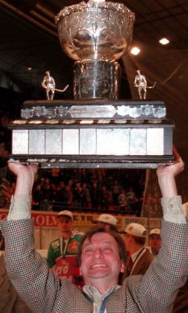 Hjallis Harkimo juhli Jokerien Suomen mestaruutta vuonna 1997. (Kuva: Ilkka Ranta/Lehtikuva)