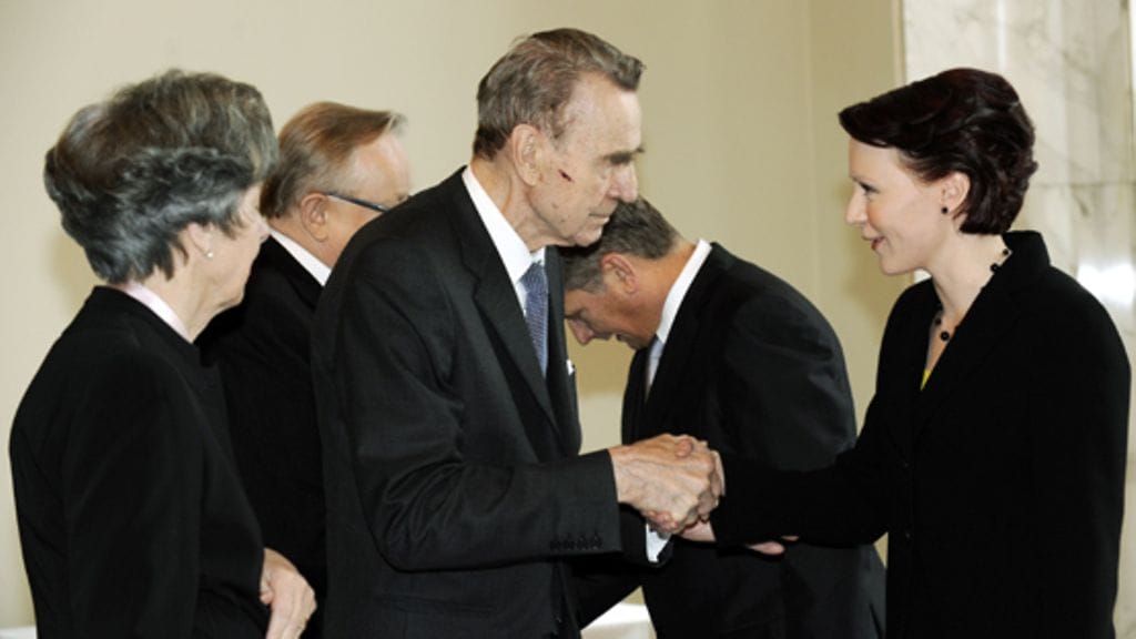 Presidenttipari Mauno ja Tellervo Koivisto kättelevät Sauli Niinistön vaimoa Jenni Hakiota. (kuva:Lehtikuva)