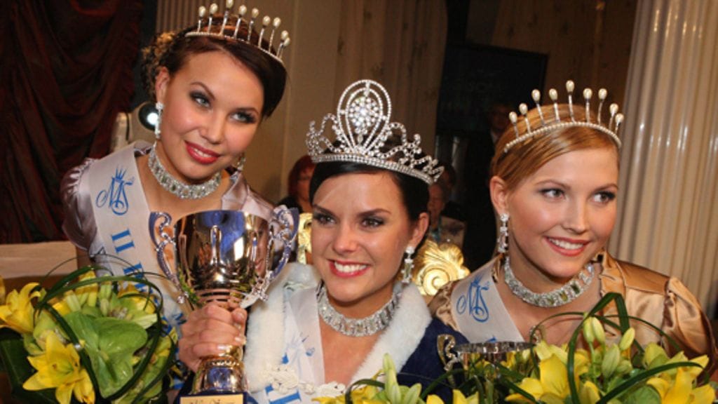 Miss Suomi 2008 Satu Tuomisto. Vierellä ensimmäinen perintöprinsessa Susanna Mustajärvi (vas.) ja toinen perintöprinsessa Jaana Taanila (oik.). (Kuva: Lehtikuva)