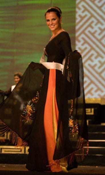 Satu Tuomisto Miss Universum -kisojen alla Vietnamissa (kuva: Darren Decker/ Miss Universe 2008)