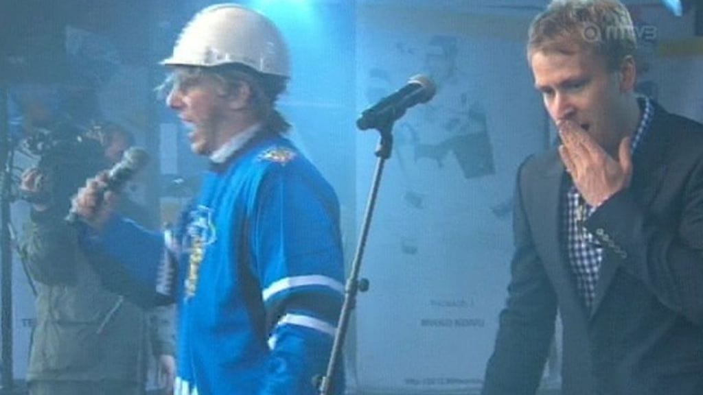 Timo Harjakainen antoi kuuman suudelman Heikki Paasoselle.