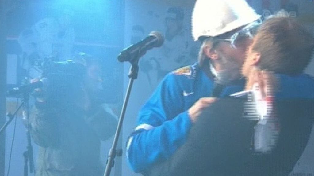Timo Harjakainen antoi kuuman suudelman Heikki Paasoselle.