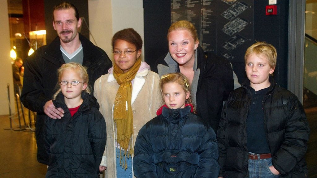 Näyttelijä Nicke Lignell ja Raakel Lignell lapsineen