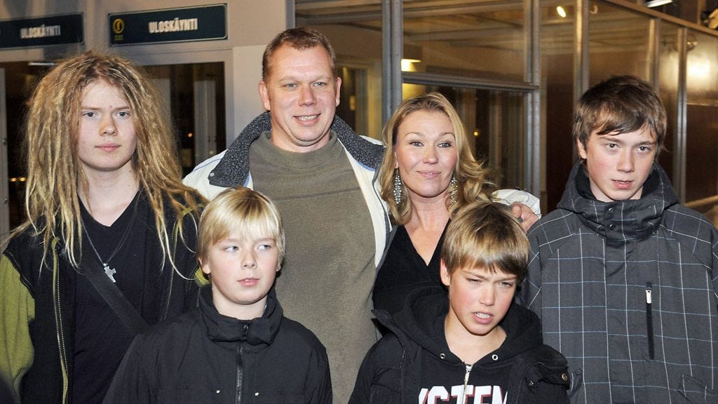 Kai Nordberg ja Outi Mäenpää seurueineen (vas Jussi Järvilehto, Eelis Nordberg, Joonas Nordberg, Otto Nordberg) Harry Potter ja kuoleman varjelukset osa 1 -elokuvan kutsuvierasensi-illassa 16. marraskuuta 2010