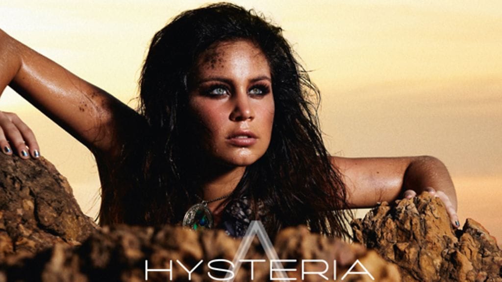 Anna Abreu hehkuu uuden singlensä kansikuvassa.