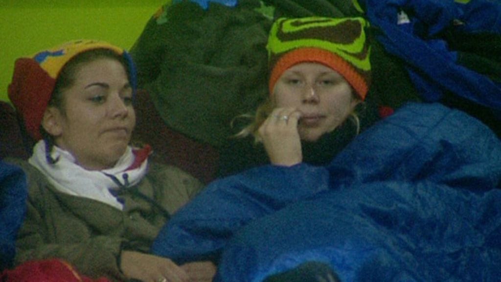 BB-Amandalla on tukalat paikat, mies ulkopuolella ja mies talon sisällä.