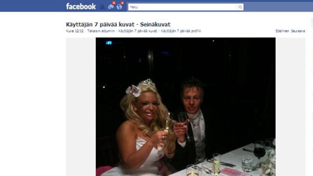 Johanna Tukiaisen ja Arto Länsmanin hääkuva 7 päivää -lehden Facebook-sivuilla.