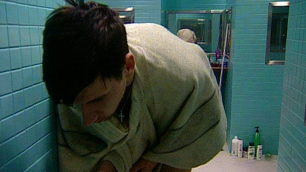 BB-Sebastian alkoi tutkia toilettipyttyä.