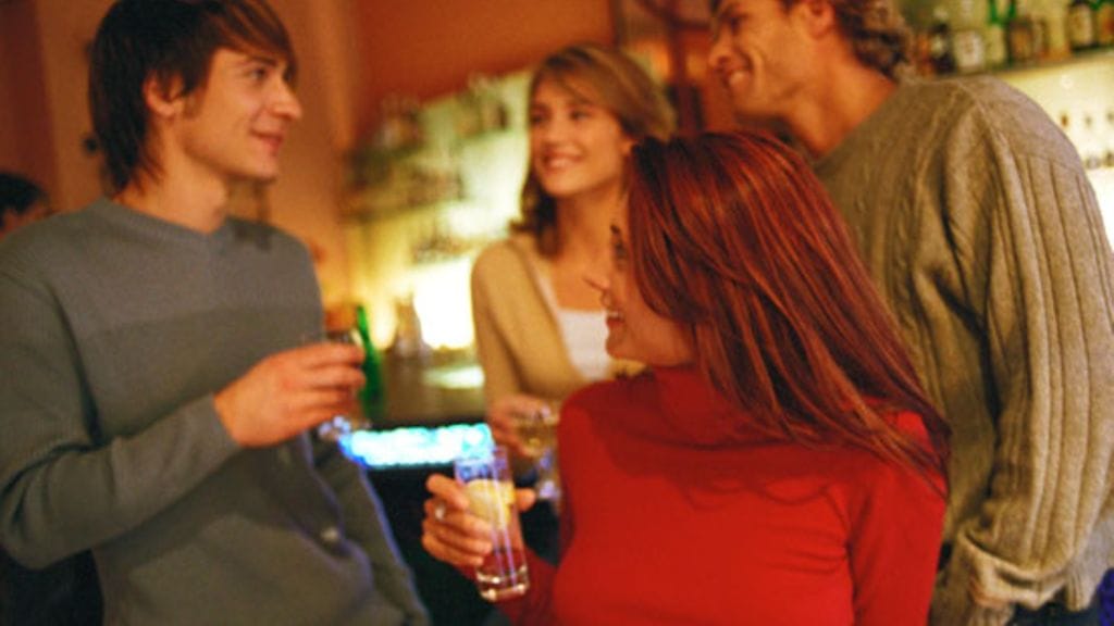 Keskustelu on hyvä aloittaa vaikkapa kehumalla, kehonkielen valmentaja Niina Sainius vinkkaa.