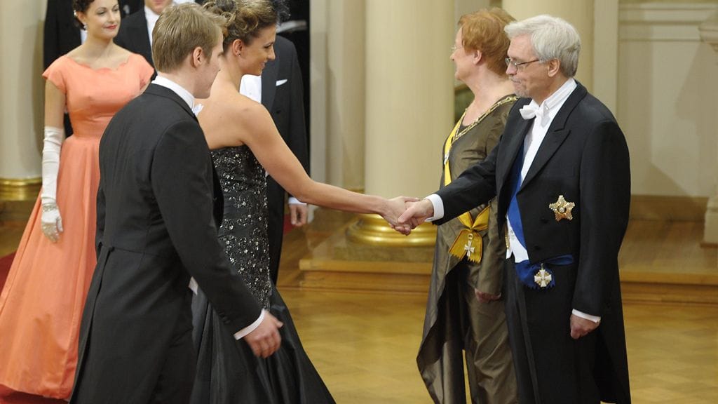 Anssi Salmelalle sattui kättelyssä lipsahdus.