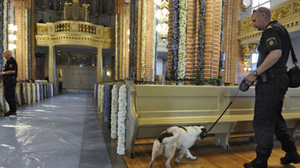 Pommikoira kirkossa (EPA)