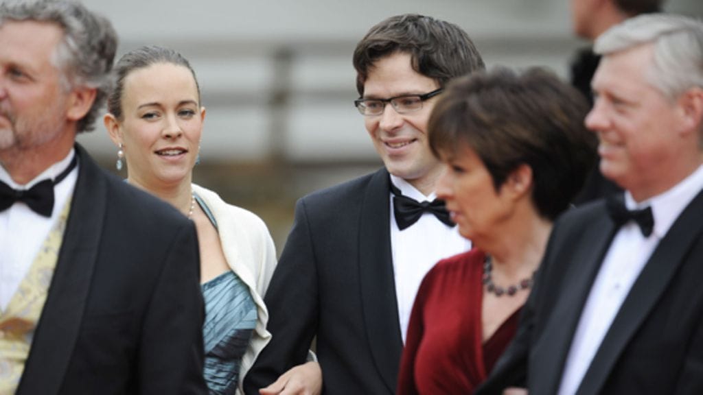 Ruotsin ympäristöpuolueen puheenjohtaja Maria Wetterstrand ja vihreiden kansanedustaja Ville Niinistö saapuvat Ruotsin hallituksen illalliselle Tukholman Skeppsholmeniin 18. kesäkuuta 2010. (Lehtikuva)