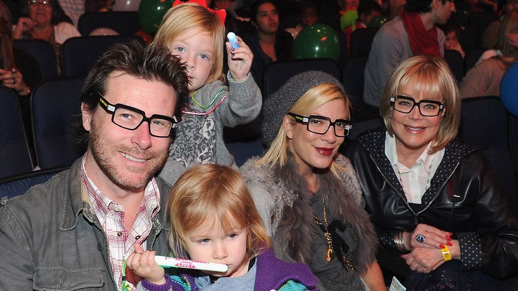 Tori Spelling perheineen, oikealla äiti Candy.