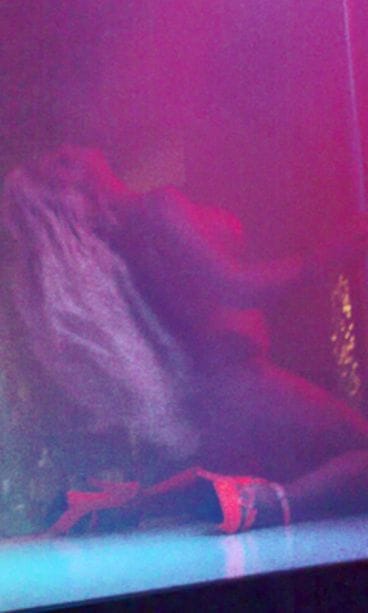 Johanna Tukiainen strippaa Levillä Dejavu-ravintolassa.