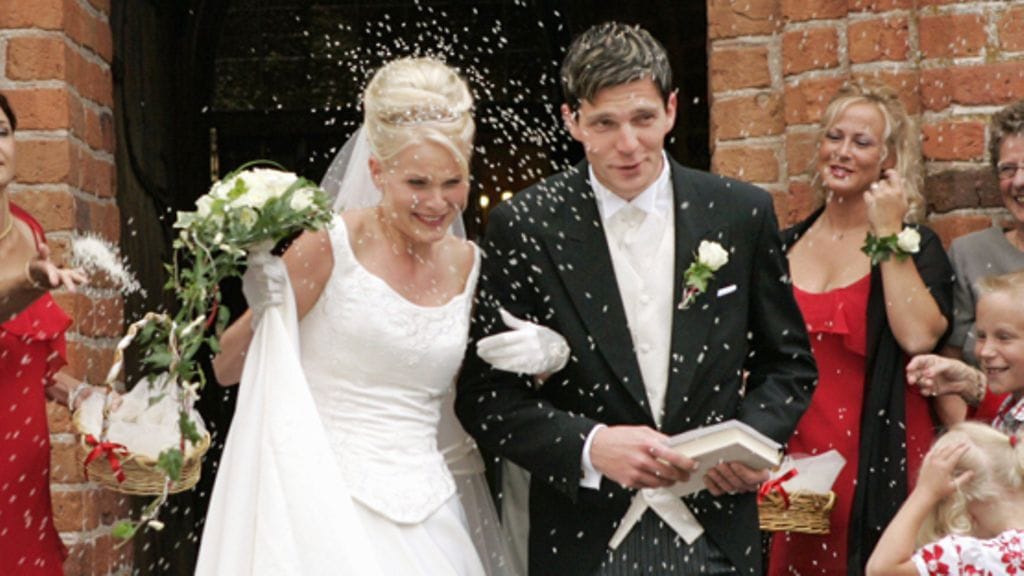 Tiia Jakobsson ja Janne Ahonen menivät naimisiin heinäkuussa 2004 Hollolan keskiaikaisessa kirkossa (Lehtikuva)