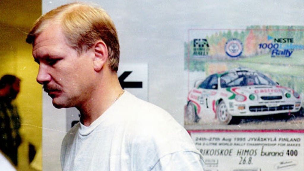 Juha Kankkunen mietteliäänä vuoden 1995 Jyväskylän Suurajoissa. Kuva: Lehtikuva.