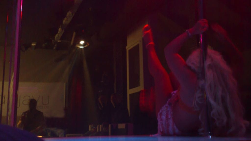 Johanna Tukiainen strippaa Levillä Dejavu-ravintolassa.