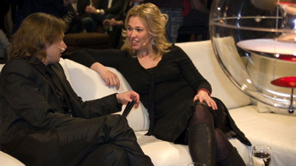 Outi Mäenpää Eppu Salmisen haastateltavana Ne Salmiset -ohjelmassa. Kuva: MTV Oy.