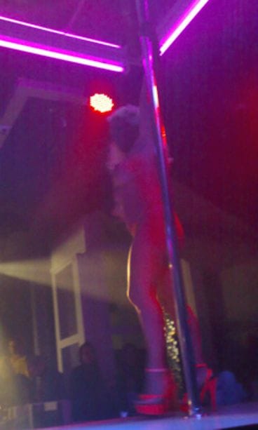 Johanna Tukiainen strippaa Levillä Dejavu-ravintolassa.