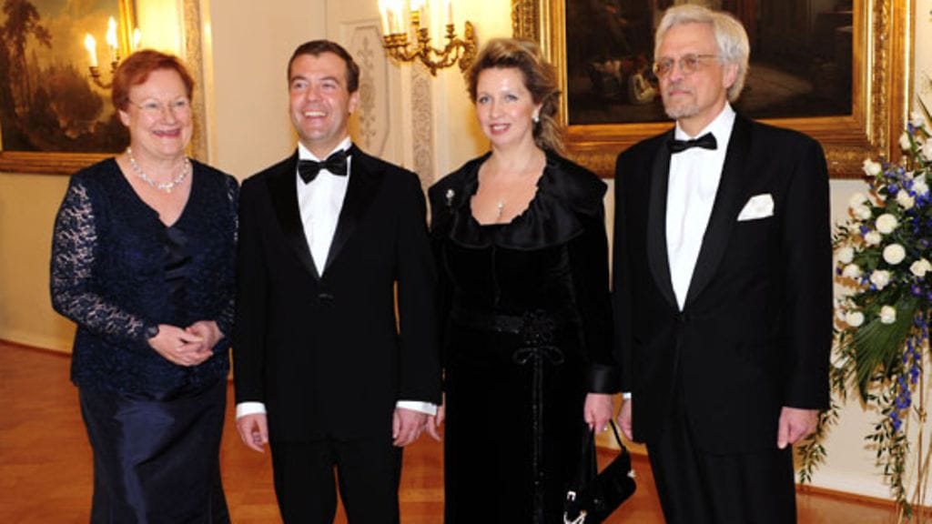 Presidentti Tarja Halonen, presidentti Dmitri Medvedev, rouva Svetlana Medvedeva ja tohtori Pentti Arajärvi (Kuva: Heikki Saukkomaa/Lehtikuva)