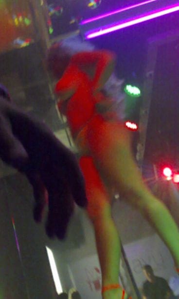 Johanna Tukiainen strippaa Levillä Dejavu-ravintolassa.