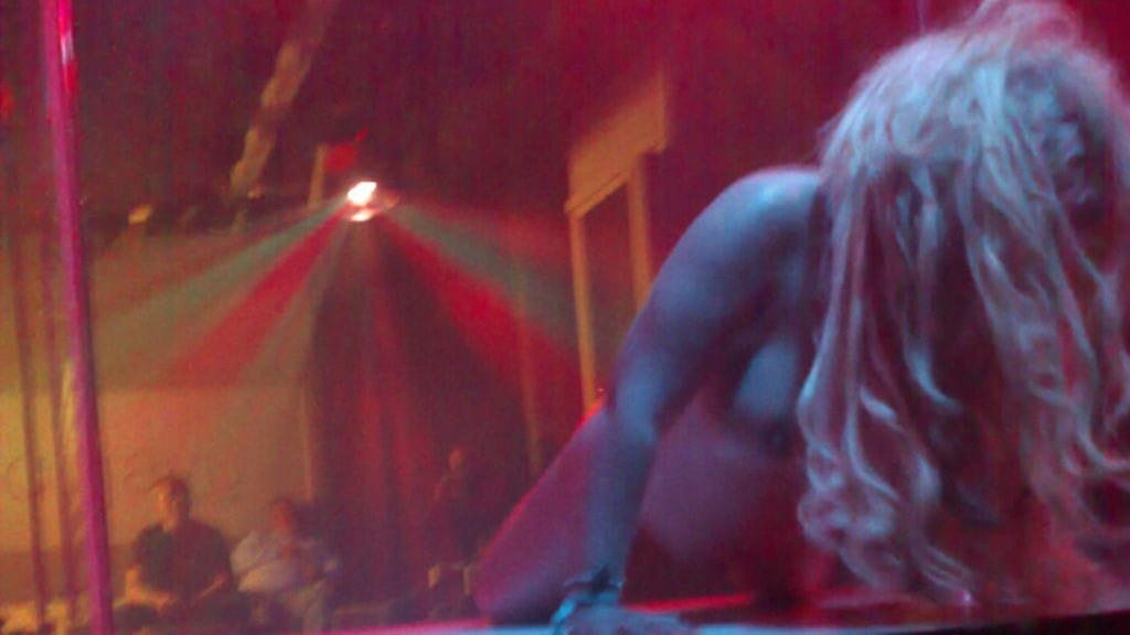 Johanna Tukiainen strippaa Levillä Dejavu-ravintolassa.