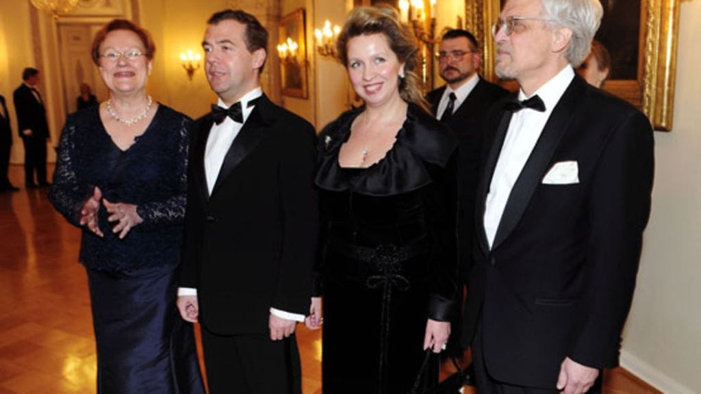 Presidentti Tarja Halonen, presidentti Dmitri Medvedev, rouva Svetlana Medvedeva ja tohtori Pentti Arajärvi (Kuva: Heikki Saukkomaa/Lehtikuva)