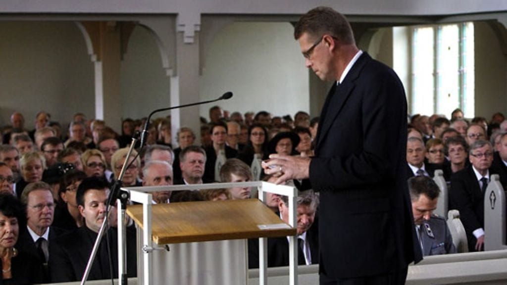 Pääministeri Matti Vanhanen Susanna Haapojan hautajaisissa (Kuva: Lehtikuva)