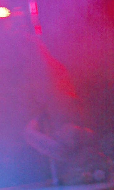 Johanna Tukiainen strippaa Levillä Dejavu-ravintolassa.