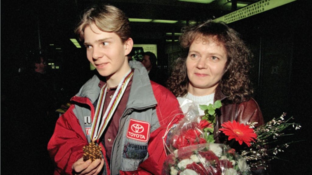 Janne Ahonen palasi kotiin Thunder bayn MM-kisoista 22.3.1995. Äuti Maarit oli vastassa lentokentällä. (Lehtikuva)