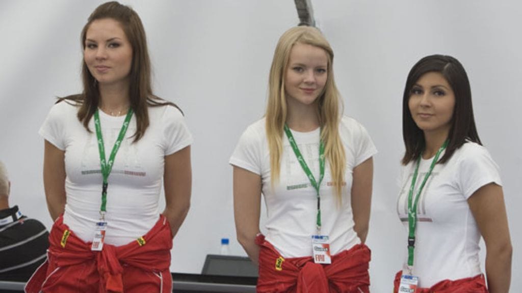 Kisatyttöjä Kimi Räikkösen varikkopilttuussa. (Kuva: Kari Kuukka/MTV3)