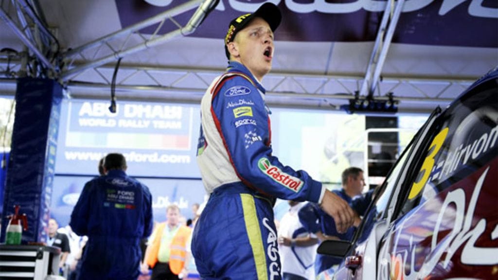 Mikko Hirvonen huuteli parkkeerauksensa jälkeen. (Kuva: Lehtikuva Oy/Roni Rekomaa)