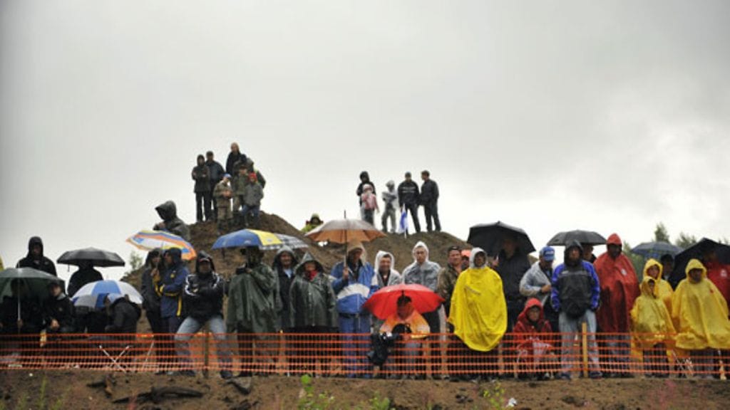 Katsojat olivat varautuneet sadesään varalle. (Kuva: Lehtikuva/Roni Rekomaa)