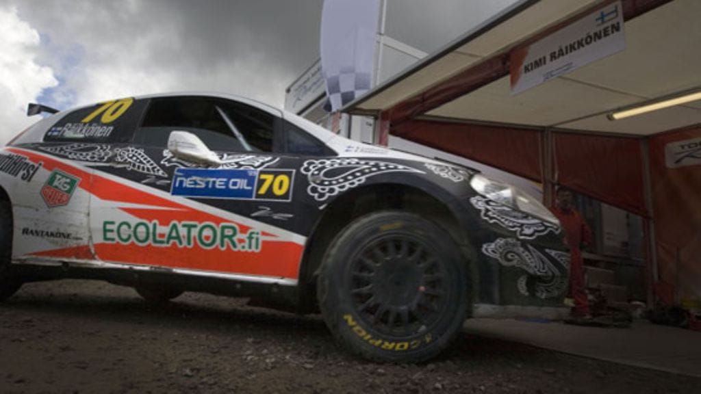 Kimi suhauttaa huoltoon ralliautollaan. (Kuva: MTV3 Oy/Kari Kuukka)
