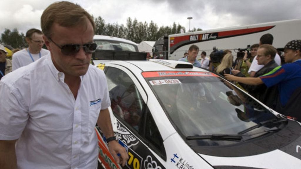 Tommi Mäkinen asteli tuimana Räikkösen auton ohi. (Kuva: MTV3/Kari Kuukka)