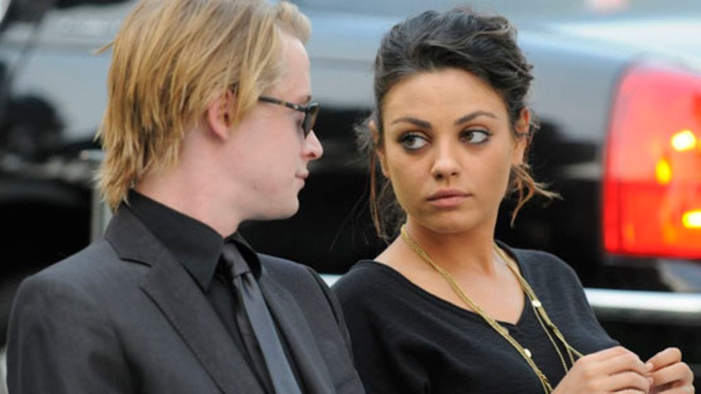 Macaulay Culkin ja Mila Kunis Michael Jacksonin hautajaisissa.