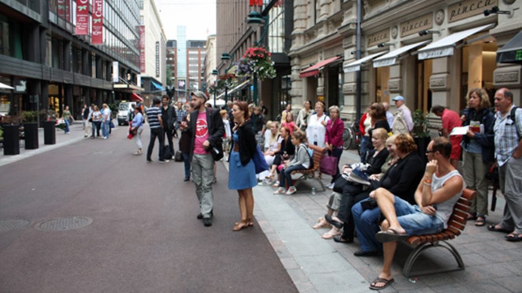 Madonna faneja Kämpin edessä (Kuva Lauri Ouvinen)