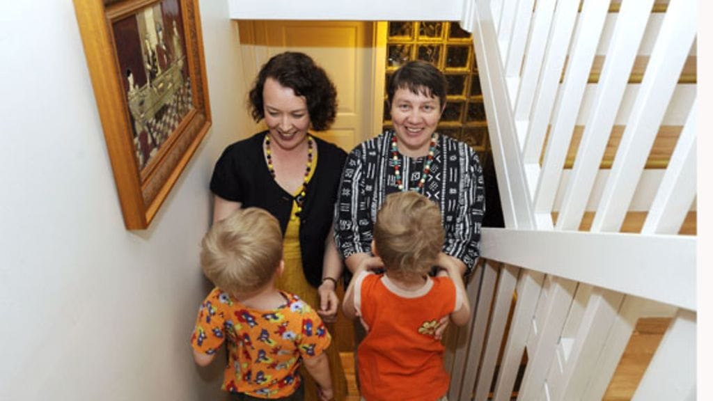 Johanna Korhonen, Pirkko Kotila ja perheen lapset. (Kuvat: Marja Airio/Lehtikuva)