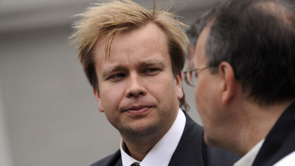 Keskustan kansanedustaja Antti Kaikkonen Kyllikki Virolaisen hautajaisissa. (Kuva: Mikko Stig/Lehtikuva)