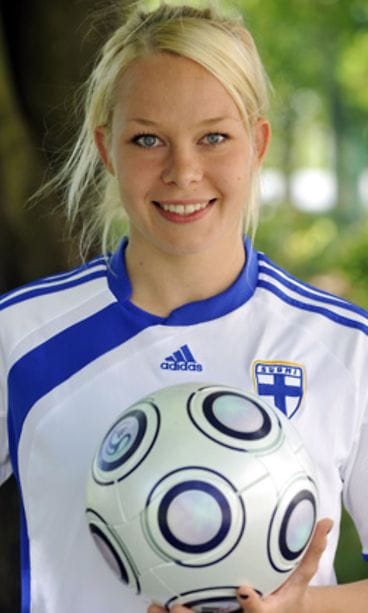 Naisten jalkapallomaajoukkueen Leena Puranen. (Kuva: Jussi Nukari/Lehtikuva)