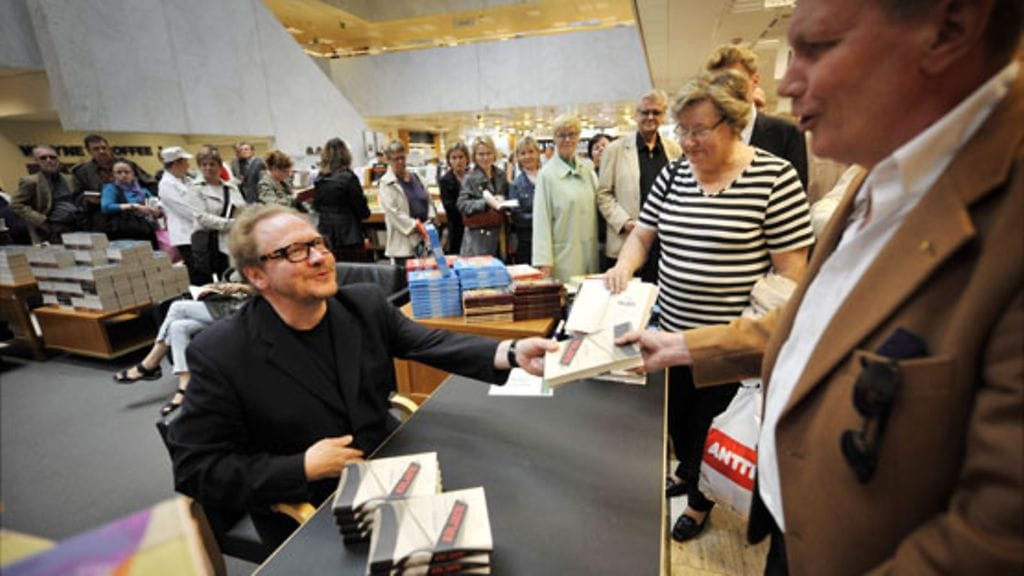 Kirjailija Jari Tervo signeerasi uutuuskirjaansa. (Kuva: Antti Aimo-Koivisto/Lehtikuva)