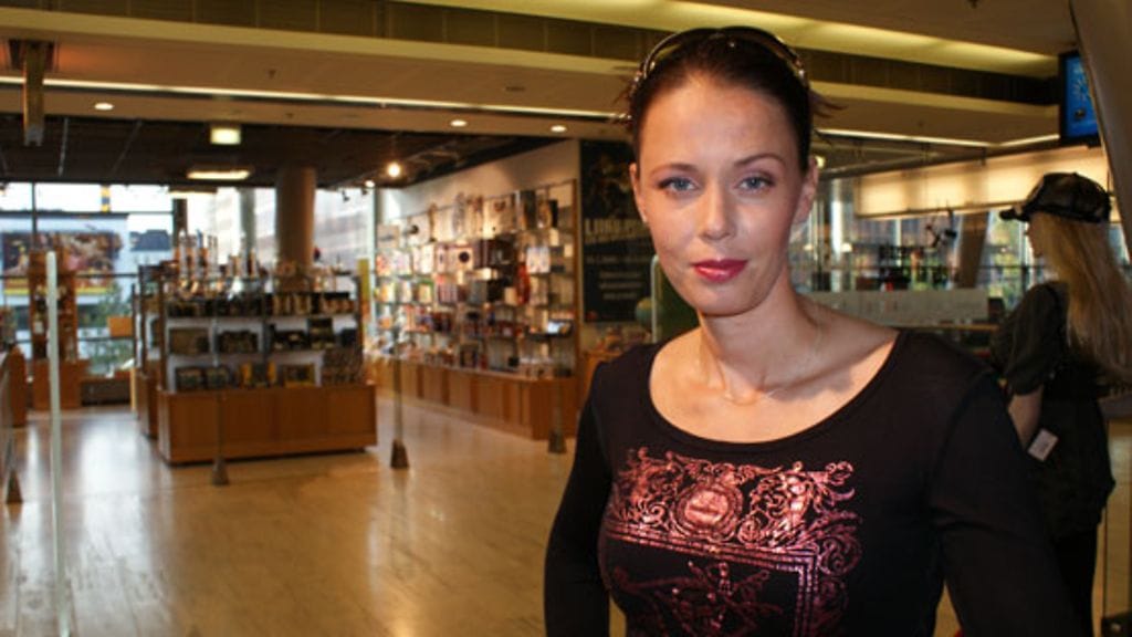 Susanna Sievinen nauraa suhdehuhuille. (Kuva: Hanne Kautto/MTV3)