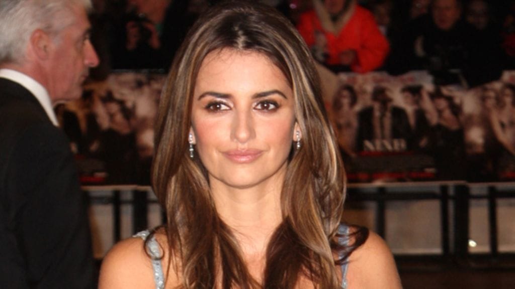 Upea näyttelijätär Penelope Cruz bongattiin aurinkorannalta. (Kuva: Getty/All Over Press)