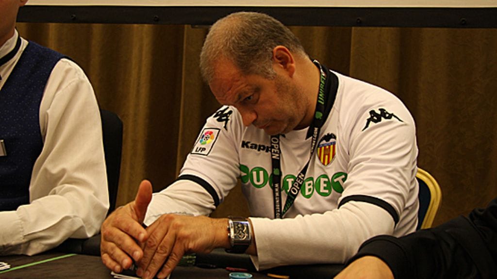 Esa Tikkanen Unibet Open pokeriturnauksessa Prahassa. Kuva: MTV3.