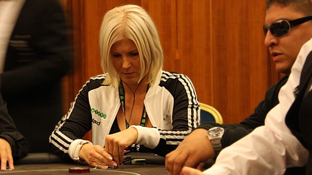 Vappu Pimiä  Unibet Open pokeriturnauksessa Prahassa. Kuva: MTV3.