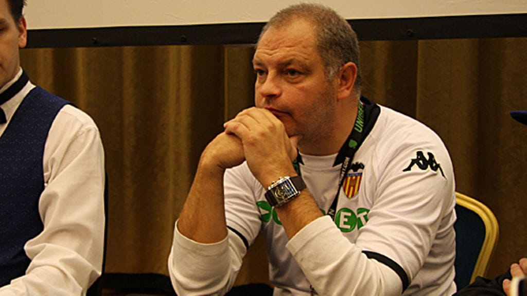 Esa Tikkanen Unibet Open pokeriturnauksessa Prahassa. Kuva: MTV3.